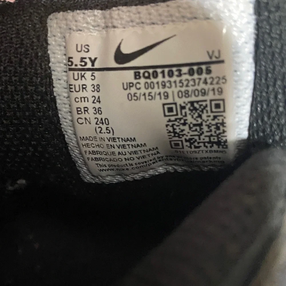Nike Air Max 270 Youth 5.5 Black and Gold Athletic Sneakers Activewear Running